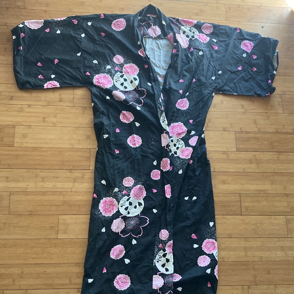 Chic Floral Kimono in Black and Pink